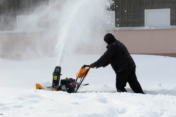 snow-removal-with-a-snow-blowe-438690100b09deb0-0651-47d9-4933-d756501934c575367453-9879-B34B-A6D4-EC24D4BB23ED.jpg